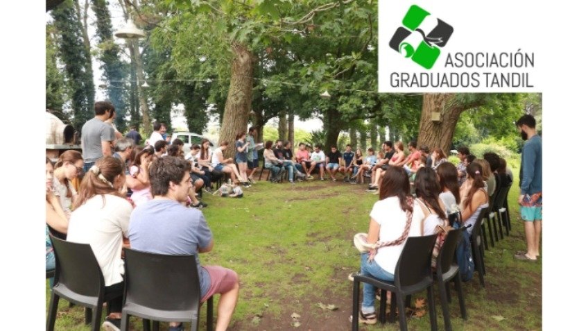 Desde la Creta Micénica, el ÁGORA fue el centro urbanístico de los Griegos. Aquí en B° GRADUADOS, 26 siglos después sigue funcionando con niños y en asambleas mensuales  